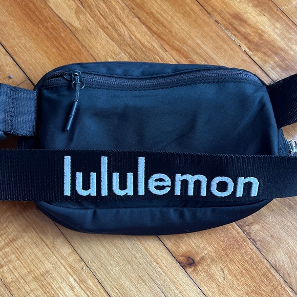 Lululemon Everywhere Belt Bag Black Logo Strap Crossbody Travel Minimalist Black - Picture 5 of 6